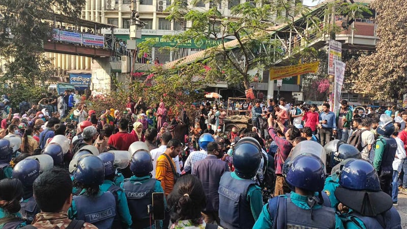 আন্দোলনকারীদের দমাতে পুলিশের লাঠিচার্জ-জলকামান-টিয়ারশেল-সাউন্ড গ্রেনেড